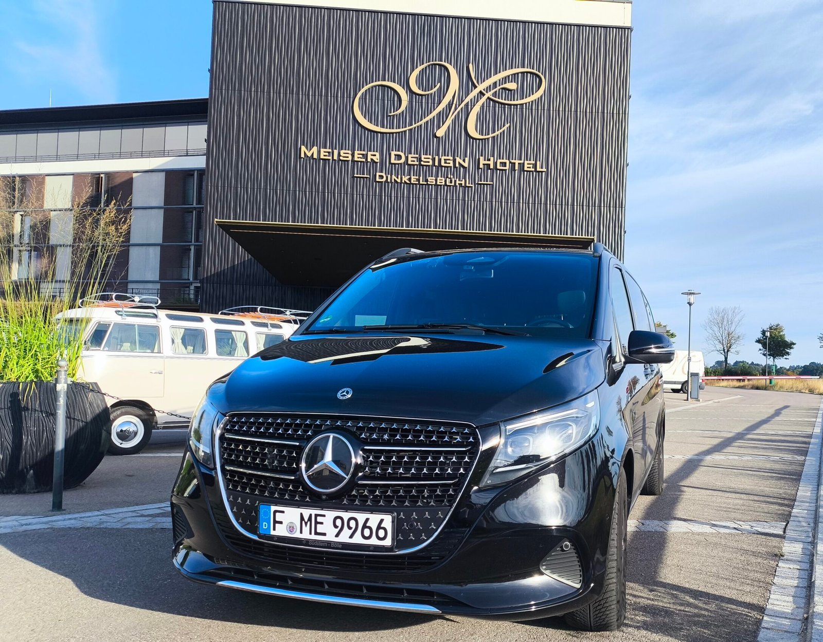 Schwarze Mercedes-Benz V-Klasse vor einem Designhotel bei Stuttgart für Fernfahrten und Business-Chauffeur-Service