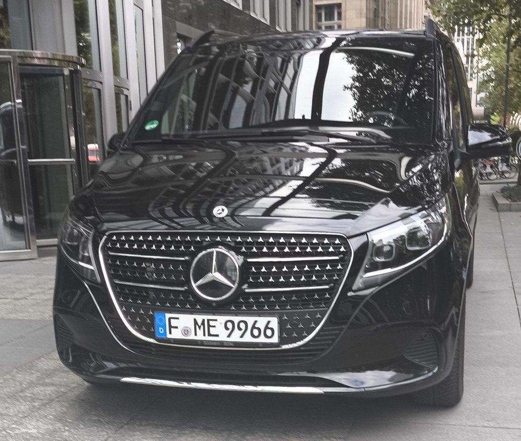 Schwarze Mercedes V-Klasse für Fernfahrten und Chauffeurservice in Deutschland und Europa