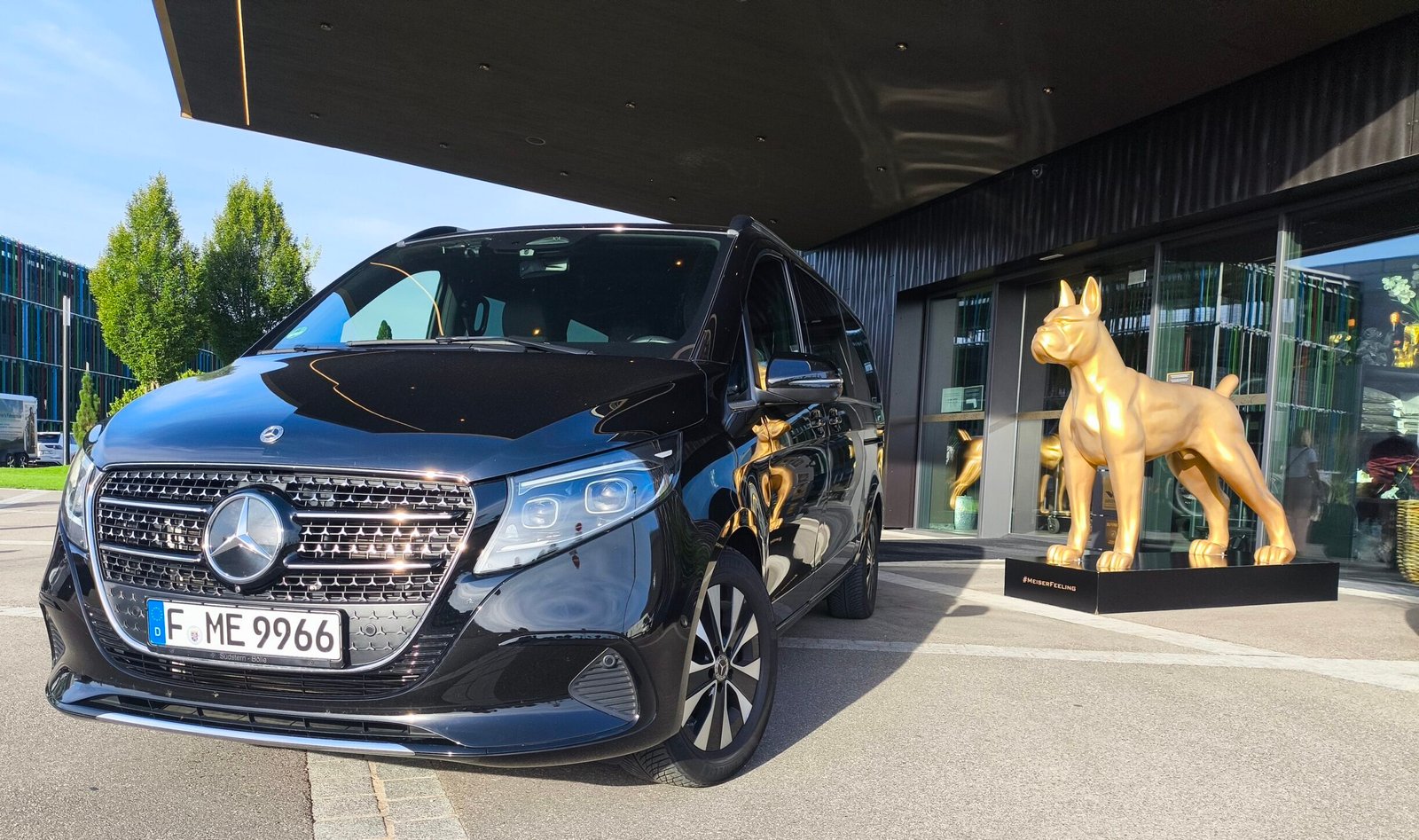 Schwarze Mercedes V-Klasse vor einem Designhotel – VIP Chauffeur- und Fernfahrten ab Frankfurt